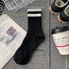 Calcetines Zhuji Primavera y Otoño para Hombre y Mujer Versátiles Blancos de Longitud Media Negros y Blancos de Color Sólido Estilo Coreano Calcetines de Felpa Estilo Académico Pareja