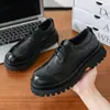 Zapatos Derby de suela gruesa con brogue tallado estilo británico, zapatos de trabajo de cuero vintage desgastado, zapatos casuales que aumentan la altura, zapatos retro para hombre