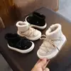 Botas de nieve para niñas, zapatos de algodón de caña alta nuevos de invierno para niños y niñas, forrados de felpa para abrigar, zapatos de algodón para bebé estilo coreano
