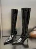 Primeiro Encontro Botas de Cavaleiro de Couro Patente Ji Ou Mei Bico Fino Salto Agulha Botas Altas Estilo Outono/Inverno Feminino Zíper nas Costas Emagrecedor Botas Plissadas