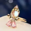 Anillo de Luz de Zirconia Incrustada en Oro Real Chapado en Cobre Transfronterizo Europeo y Americano Lujo Ligero Sensación de Alta Gama Anillo para el Dedo Joyería de Mano Versátil Fabricante Venta al por Mayor en Stock