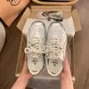 Tênis Casuais da Moda 2026 Novo Estilo Sapatos de Treino Planos Alemães para Mulheres Cor Sólida Primavera e Outono Sapatos de Corrida com Aumento de Altura