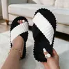 Chinelos transfronteiriços com design de tira cruzada, fofos, confortáveis para uso doméstico na primavera e no outono, de sola plana, pelúcia, modernos, simples, chinelos de algodão abertos na frente