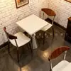 Mesas e Cadeiras Brancas Estilo Francês para Bar, Mesa Redonda Pequena de Aço Inoxidável Estilo Industrial, Cadeiras Estofadas Macias Estilo Europeu Comercial, Mesa de Centro Simples