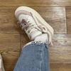 Zapatos de Pan de Nicho Originales de Aspecto Elegante para Mujer 2024 Nuevos Súper Populares Estilo Coreano Suela Gruesa Versátiles Zapatos de Skateboarding Zapatos Blancos Pequeños para Mujer