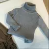 Conjunto de Três Peças Infantil Outono/Inverno com Lã e Espessamento 2026 Nova Moda Suéter de Gola Alta Colete Espessado Calça Três Peças