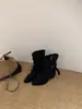 Fivela de Cinto de Couro com Rebites Bico Fino Estilo Retrô Feminina de Alta Qualidade Nicho Versátil Outono 2026 Nova Chegada Botas Slip-On de Cano Médio