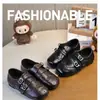 Sapatos Pequenos de Couro com Superfície de Couro Brogue Infantil 2026 Primavera Verão Novo Cor Sólida Estilo Étnico Sapatos Birkenstock Sapatos de Couro Estilo Coreano Esculpido