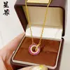 Colar de Moedas Redondas Encaixáveis Popular do Xiaohongshu, Acessório de Moda Versátil de Luxo Leve, Corrente para Clavícula com Diamante Colorido que Vira Sorte, Fornecimento ao Vivo
