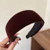Diadema de punto roja vintage para mujer, con un aspecto sofisticado, perfecta para otoño e invierno, con un diseño de corona alta, ala ancha plisada y estilo versátil.