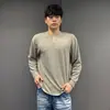 Nova Camiseta Listrada de Manga Longa em Camadas com Gola Henley Simples e Versátil para Outono e Primavera Estilo Preguiçoso Masculino Tendência Casual Top