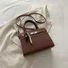 Elegante y a la moda, bolso nuevo de otoño 2026, simple y chic, con un diseño cuadrado retro, adecuado como bolso de hombro o bolso cruzado para mujer
