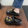Nuevos zuecos de verano para exteriores con suela gruesa para mujer, de punta cerrada, antideslizantes, resistentes al olor, cómodos para los pies, sandalias de verano de moda para mujer
