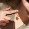 Colar com Pingente de Cabaça Banhado a Ouro Cravejado de Diamantes Estilo Old Money Vintage para Mulheres, Fashionável de Luxo Leve com um Toque de Alto Padrão, Banhado a Ouro e Corindo Vermelho