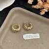 Moda Europea y Americana Metal Retorcido Espiral Ear Cuff para Mujer Sentido del Diseño Nicho Diseño Único Pendientes de Lujo Ligero Joyería para Oreja