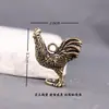 Chaveiro de Carro Pingente Criativo de Latão com Símbolo Animal do Zodíaco Galo Pisando em Lingote Pintinho Pingente de Corda Trançada
