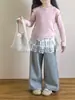 Coleção Nova Primavera 2026 Estilo Coreano Roupas Infantis Meninas Doce Camiseta de Alcinha com Babados Acabamento em Renda Conjunto de Calça de Moletom