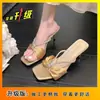 Sandálias de Salto Fino Quadradas Abertas Venda Quente Verão 2025 Estilo Chic para Usar por Cima Sandálias Slide de Salto Alto Sandálias Femininas Estilo Pequeno Chanel para Combinar com Saias