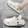 Sapatos de Furo Verão Feminino Roupa Exterior 2024 Novo Estilo Sandálias EVA de Sola Grossa Antiderrapante Desodorante Chinelos de Praia para Mulheres