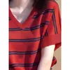 Verão 2026 Novo Estilo Coreano Fashionável e Jovem Único e Bonito Top Tricô Camiseta Listrada Vermelha para Mulheres