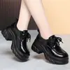 Mocasines negros de plataforma de moda estilo coreano para mujer, diseñados para añadir altura, zapatos casuales con cordones, versátiles para el uso diario, zapatos de plataforma para mujer