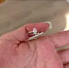 Anillo Plateado Ancho con Textura Rayada Diseño de Nicho Borde Angulado Incrustado con Diamantes Sensación de Alta Gama Moda Exagerada Individualista Anillo para el Dedo