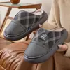 Pantuflas de algodón para hombre, nuevo estilo otoño/invierno 2026, adecuadas para personas mayores, antideslizantes, diseño simple y pueden ser usadas por parejas.; estilo de punta cerrada