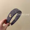 Faixa de Cabelo de Lã Lisa Colorida Estilo Ano Novo com Aba Larga e Etiqueta Dourada Cabeça de Pônei para Mulheres, Sensação de Alto Padrão, Faixa de Cabelo que Não Aperta, Headband, Acessório de Cabelo