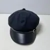 Elegante y chic sombrero de pintor estilo británico para mujer, perfecto para otoño e invierno. Este sombrero casual presenta una visera pequeña, forma de pico de pato y una visera de cuero con hebilla.