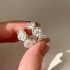 Anillo Minimalista de Moda Estilo Coreano con Diseño Único, Anillo Pequeño de Flor Vintage para Mujer, Versátil de Lujo Ligero Nuevo Accesorio de Mano al por Mayor