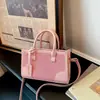 Bolsa de axila popular transfronteiriça de cores contrastantes para mulheres, bolsa de mão casual com decoração de fivela de metal, bolsa de ombro único transpassada da moda para o dia a dia