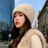 Novo Chapéu Estilo Coreano Simples Outono e Inverno 2025 Chapéu de Tricô Quente e Versátil com Proteção para Ouvido Mostrando o Rosto Pequeno Baotou Chapéu de Lã