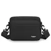 Bolsa Transversal Masculina Estilo Casual Primavera 2026 Bolsa Pequena Versátil Bolsa de Ombro Leve para Exterior Bolsa Quadrada Horizontal com Múltiplos Bolsos