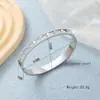 Europa y Estados Unidos moda pulsera cuadrada de acero inoxidable con diamantes huecos nicho Joker adornos para mano de estrella para mujer al por mayor
