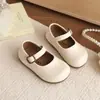 Novo Estilo de Primavera Sapatos Infantis Retrô de Couro Trançado Cor Sólida com Cipós Enrolados, Sapatos Individuais Versáteis para Meninas com Solado Macio e Bico Redondo