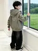 Chaqueta con capucha estampada con letras para niño 2026 Nuevo estilo de otoño para niños de mediana y mayor edad Chaqueta de trabajo Cardigan con cremallera para niños