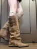 Botas de Tubo Chuyuji 2026 Otoño/Invierno Nuevo Estilo Aumento de Altura Adelgazante Hebilla de Cinturón Botas de Caballero Chica Caliente Botas Blancas