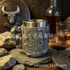 Taza de Cerveza Medieval Nórdica Vikinga con Relieve y Patrón de Piedra Artificial Cuerpo de Resina + Adorno Interior de Acero Inoxidable