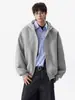 Sudadera con capucha de peso pesado, estilo americano, gris, deconstruida y de cuello alto para hombre, que irradia un ambiente fresco, relajado y chic sin esfuerzo