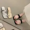 Chanclas Planas de Suela Suave con Tira de Dedo para Mujer, Calzado de Verano para Exteriores, Sandalias Estilo Nuevo 2026, Combinación para Vacaciones con Faldas, Sandalias de Playa