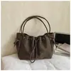 Bolso Cubo Retro Nuevo 2025 para Commuter para Mujer, Estilo Otoño e Invierno, Gamuza, Moderno, Sencillo, Gran Capacidad, Bolso Cruzado Madre-Hija