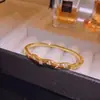 Pulseira de linha cravejada de luxo leve transfronteiriça para mulheres, pulseira de zircônia com design de luxo leve da moda, tendência de atacado de joias de nicho