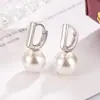 Brincos minimalistas de pérola em formato D para mulheres, modernos e sofisticados, design de nicho, luxo leve, adequados para o uso diário, brincos versáteis