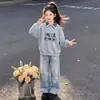 Conjunto de sudadera a cuadros de moda con bloques de color y cuello polo y pantalones vaqueros con estrellas lindas para niños mayores estilo universitario