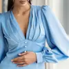 Vestido midi plisado de cuello en V profundo con mangas abullonadas, con abertura alta, estilo francés elegante para la noche, pieza única, 2026