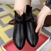 Botines Bajos de Piel Suave con Relieve para Mujer, Otoño/Invierno 2026, Botas Estilo Martin de Punta Fina con Lazo, Botas Individuales de Tacón Grueso de Moda