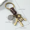 Llavero vintage minimalista de aleación con gesto y cordón de cuero, colgante de metal tejido, accesorio de regalo personalizado para parejas estilo europeo y americano