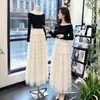 Vestido elegante e estiloso de uma ombro só com mangas compridas em camadas tipo bolo, uma peça versátil e chique para usar em camadas