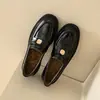 Zapatos de Cuero Pequeños Camelia Amor Hebilla Dorada Retro Suela Gruesa Boca Profunda 2026 Invierno Slip-on Estilo Perezoso Mocasines para Mujer