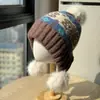 Gorro de Lana de Estilo Nuevo para Mujer en Invierno, Forrado de Felpa, Gorro Cálido que Protege los Oídos para Actividades al Aire Libre, Engrosado, a Prueba de Frío, Gorro de Punto con Pompón